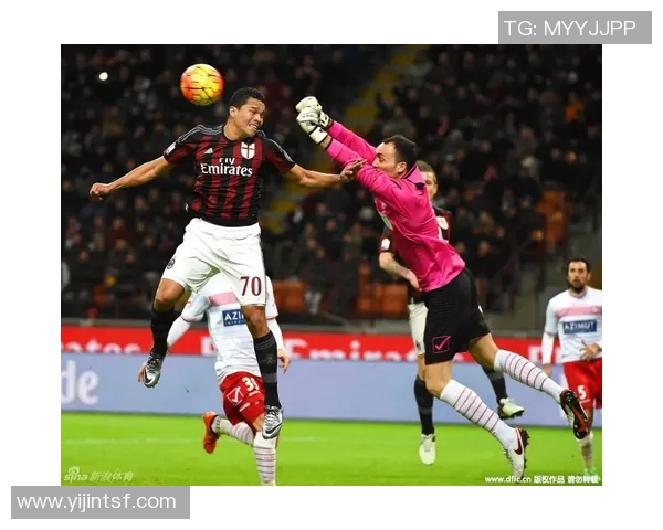 足球明星比心瞬间展现温暖与激情的完美结合，感受他们的爱与支持